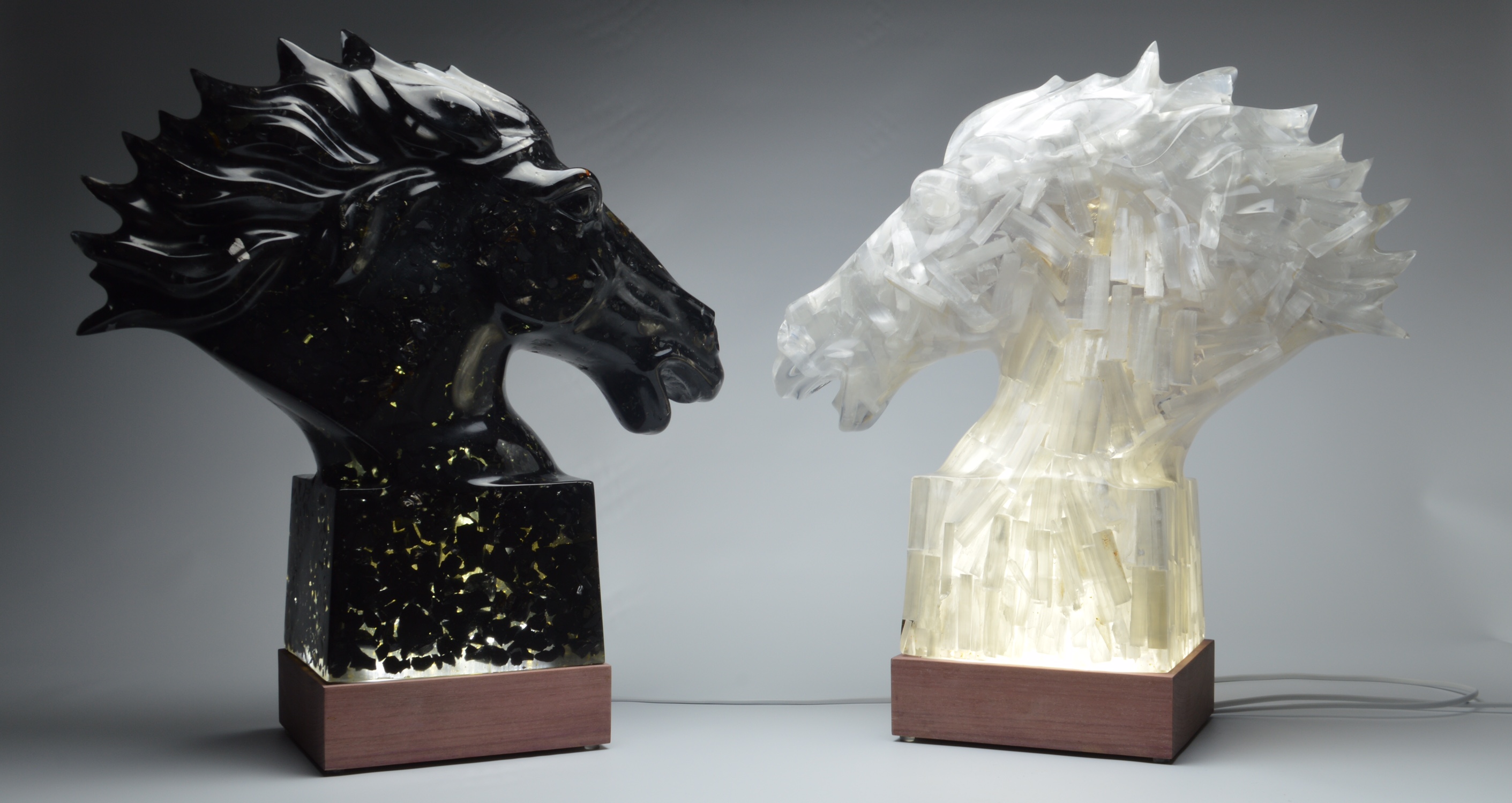 Շունգիտի և սելինիտի բյուրեղապակյա ձիեր